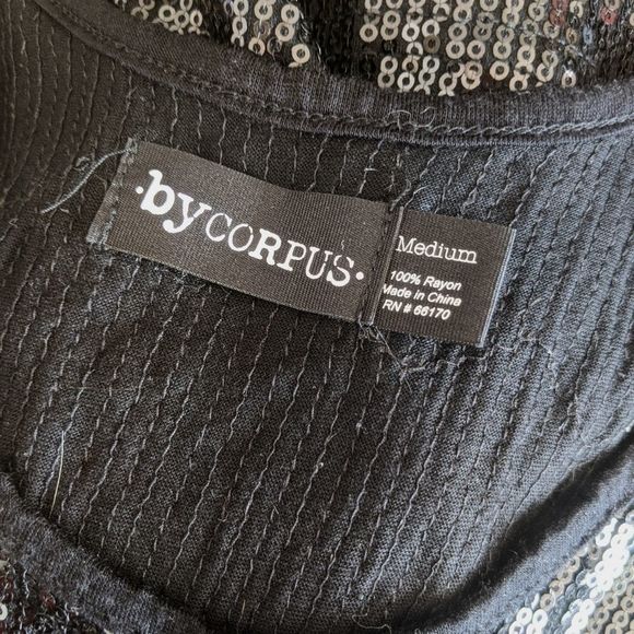 $5 in bundle 🍏 urban outfitters Black sequin tank with pocket M - Picture 8 of 8